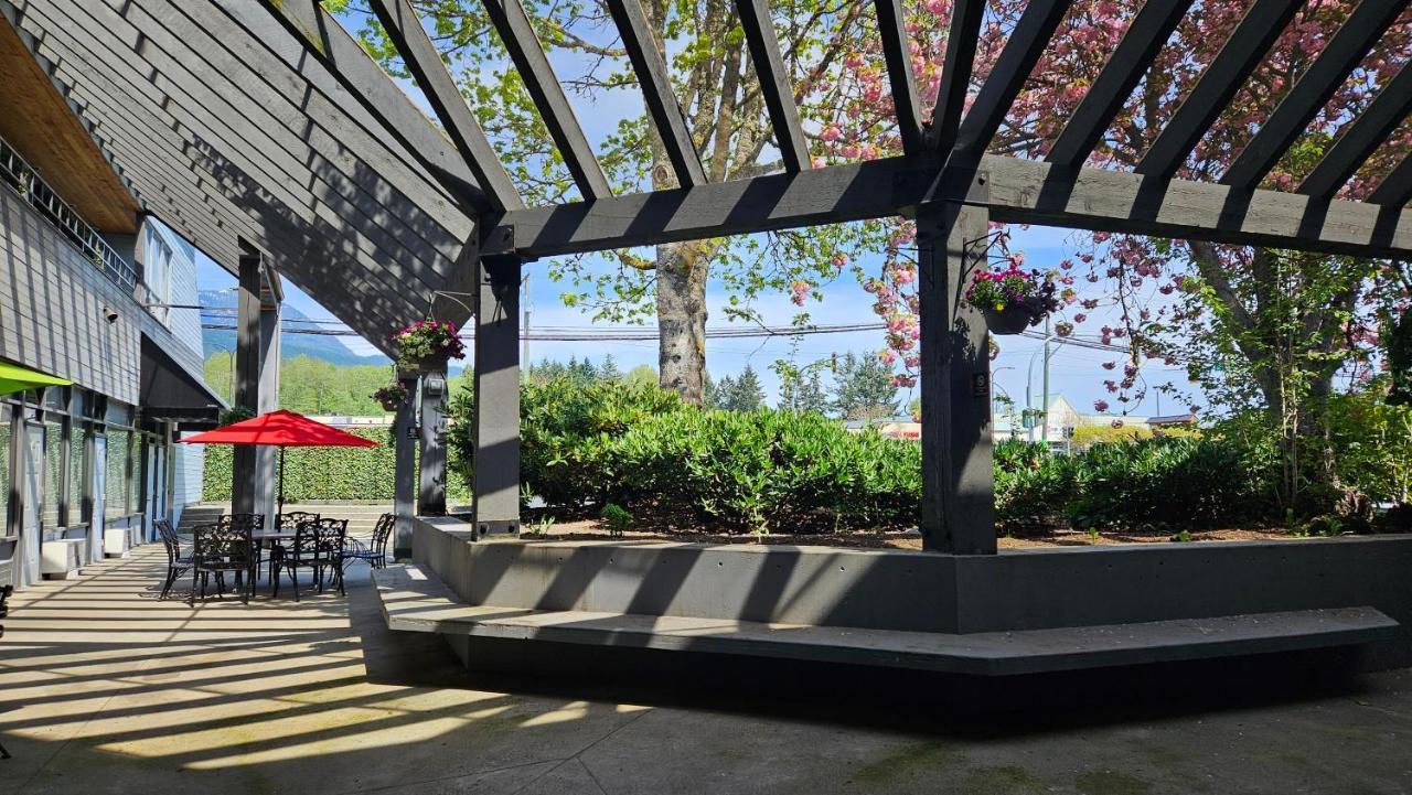 The Cedars Inn Hotel & Convention Centre Gibsons Exterior photo