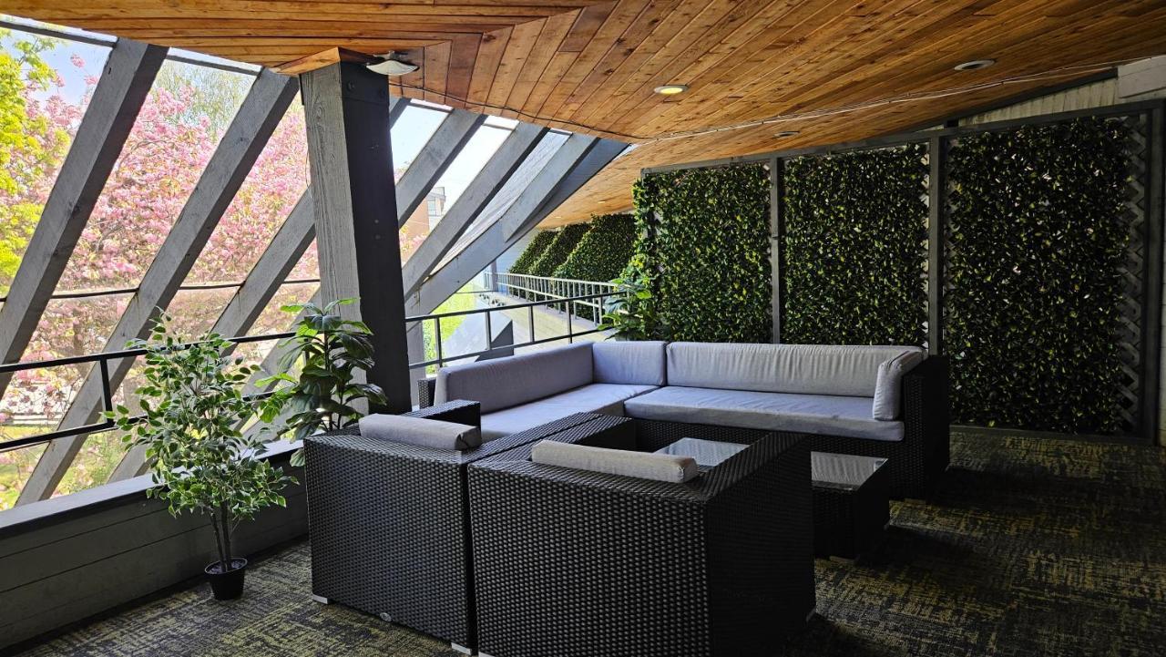 The Cedars Inn Hotel & Convention Centre Gibsons Exterior photo