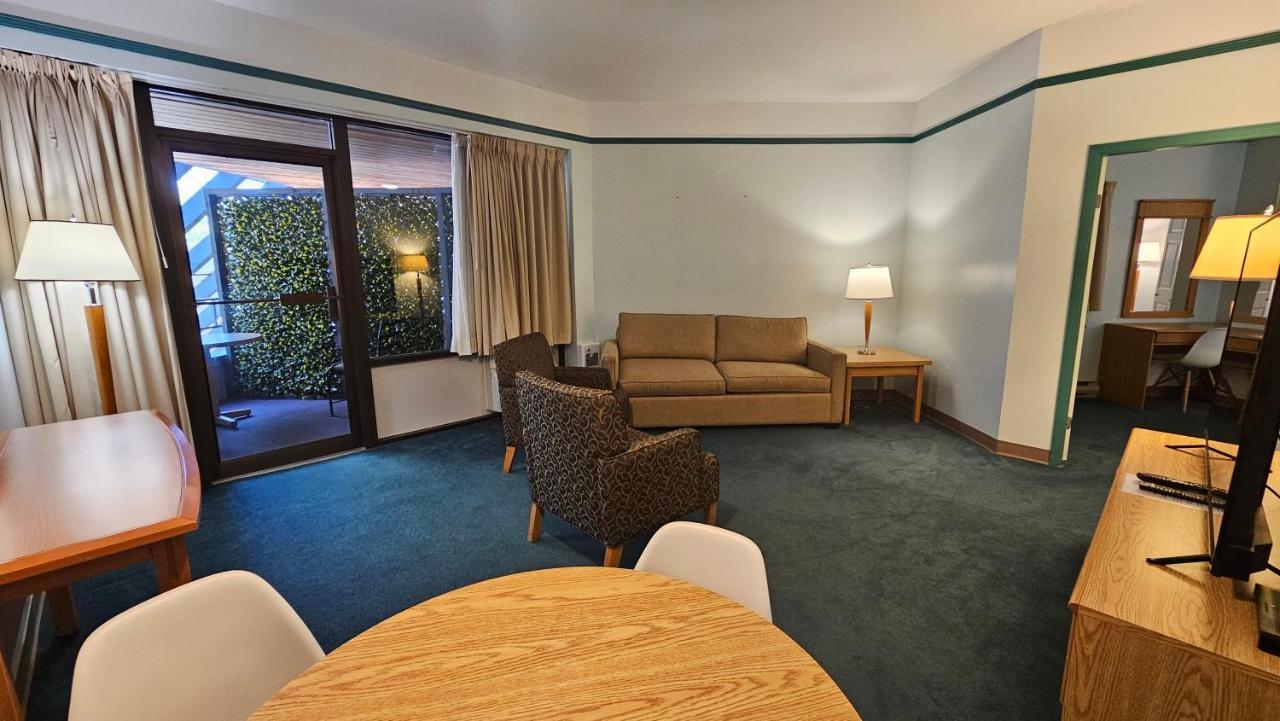 The Cedars Inn Hotel & Convention Centre Gibsons Exterior photo