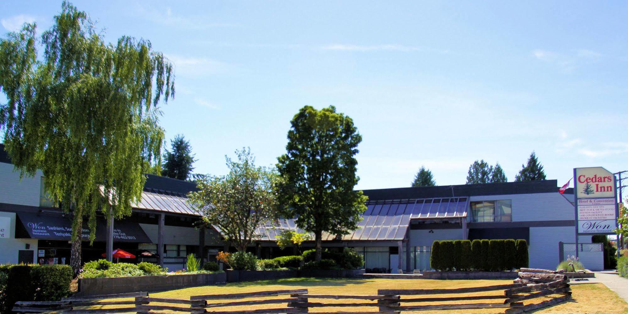 The Cedars Inn Hotel & Convention Centre Gibsons Exterior photo