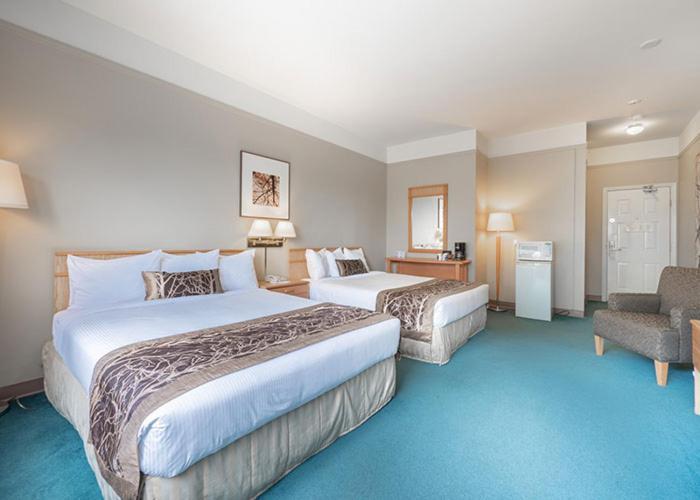The Cedars Inn Hotel & Convention Centre Gibsons Exterior photo